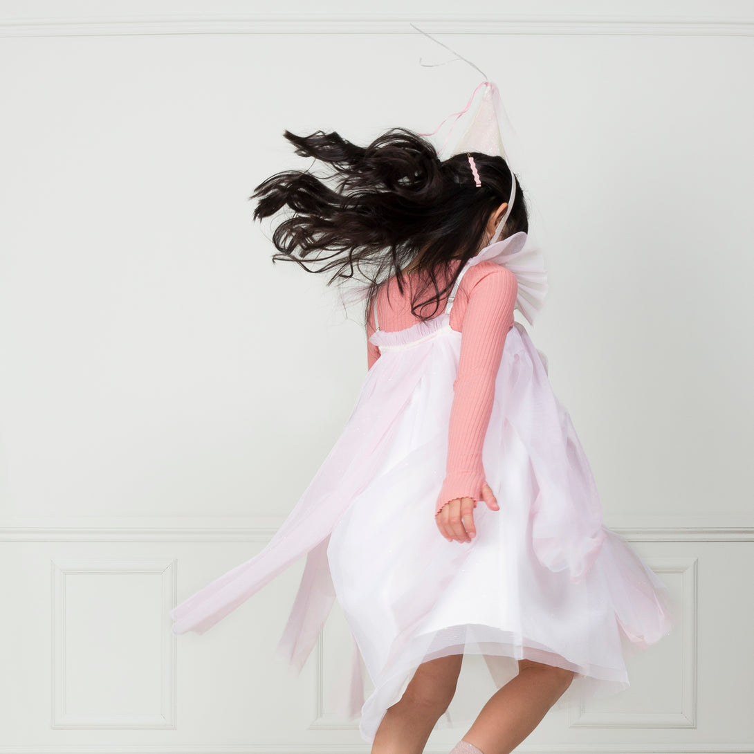 This costume, with a princess dress and hat with tassels, is perfect for a princess party. Image4