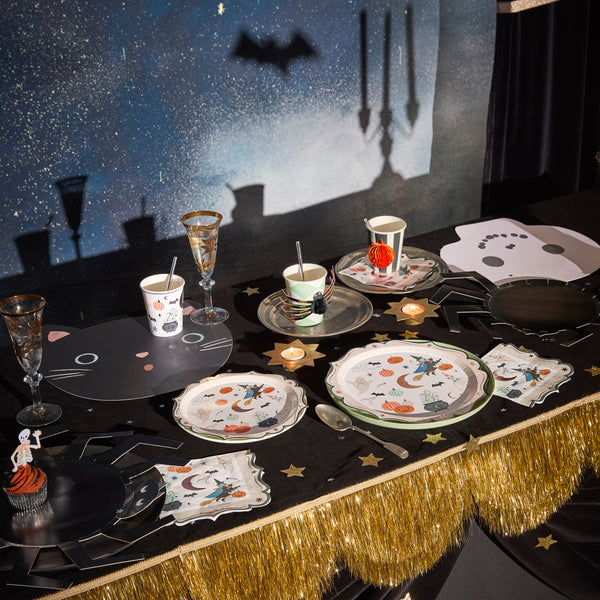 Vores halloween-tallerkener er lavet af papir i tallerkenstørrelse og har sjove figurer og ikoner kombineret med en udsmykket kant, der giver et elegant look. Billede 2