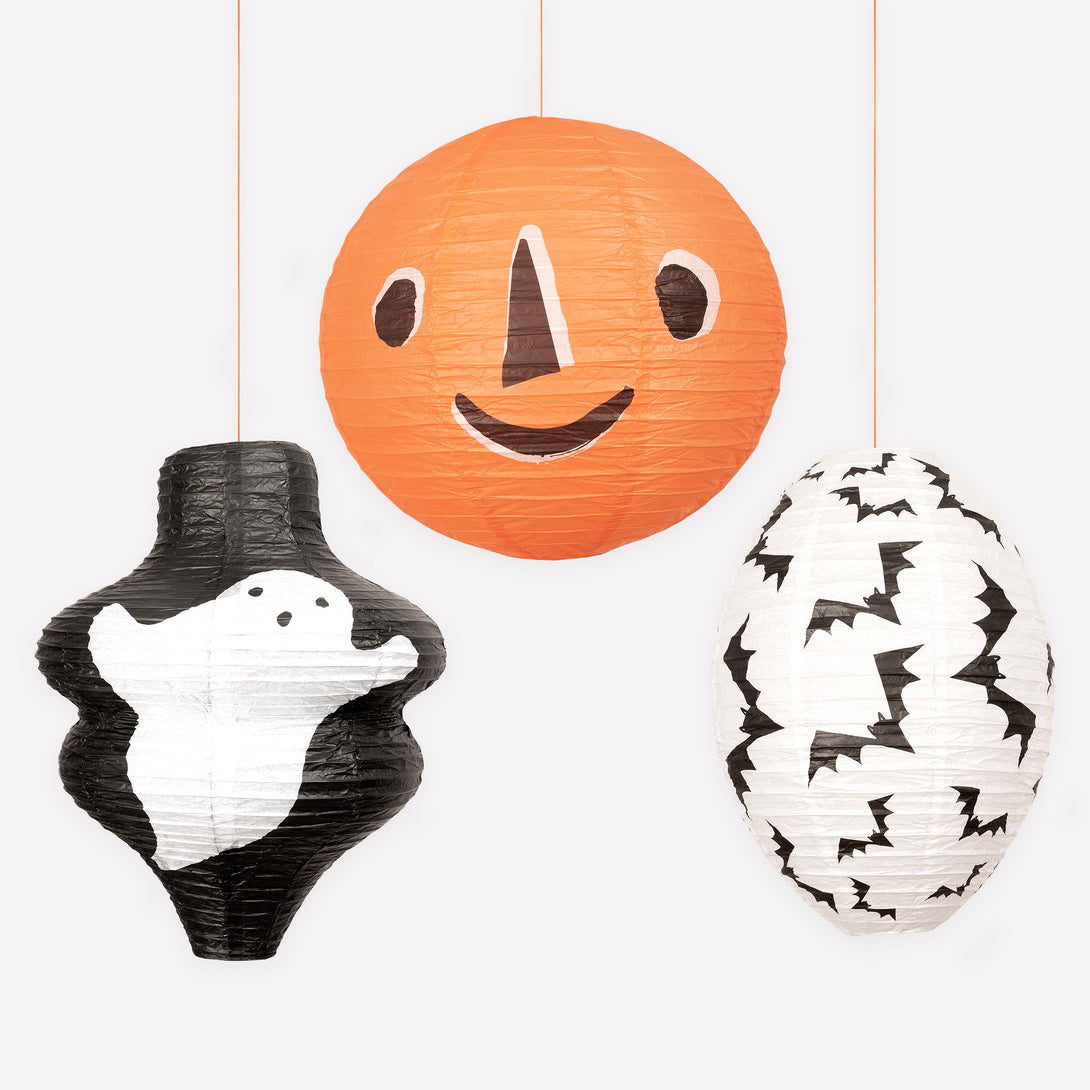 Our paper lanterns, in black, orange and white, feature classic Halloween characters, ideal for your Halloween party decorations. Image1