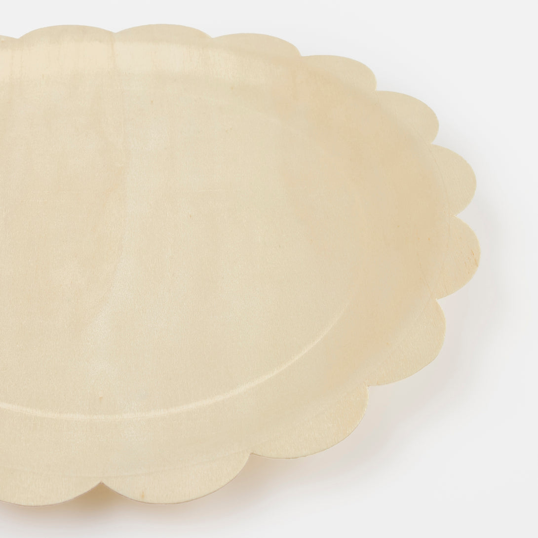 Our wood plates feature a stylish scalloped edge. Perfect as party plates for any occasion.