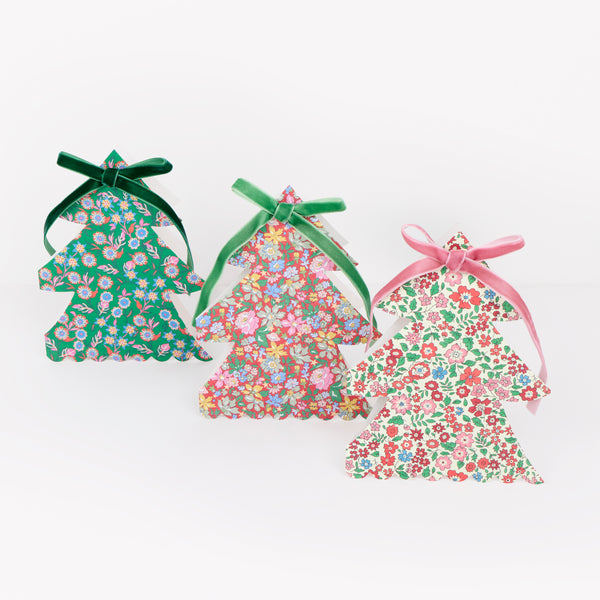 Our Christmas card set features 10 tree shaped cards with 5 different Liberty print designs, topped with velvet ribbon bows for a stylish look. Image3