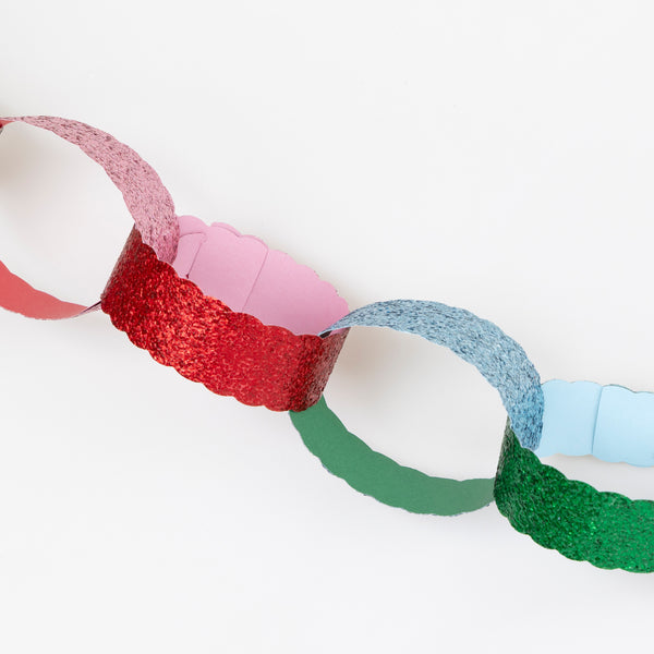 Our paper chain kit includes slot-together chains in jewel-like colours with shimmering glitter, a stylish decoration for Christmas. Image3