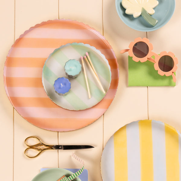 Use our enamel tray, made from metal with a clear enamel coating, with pastel blue and yellow stripes, to hold your accessories in style. Image2