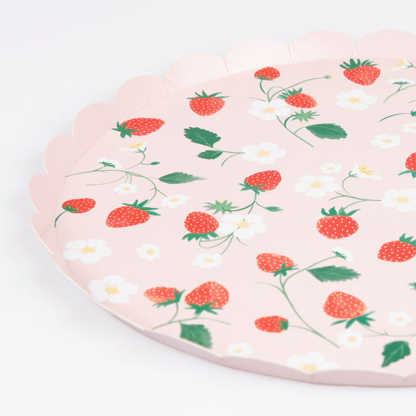 Give any party or special meal a wonderful summery touch with our charming pink plates with a strawberry design. Image3