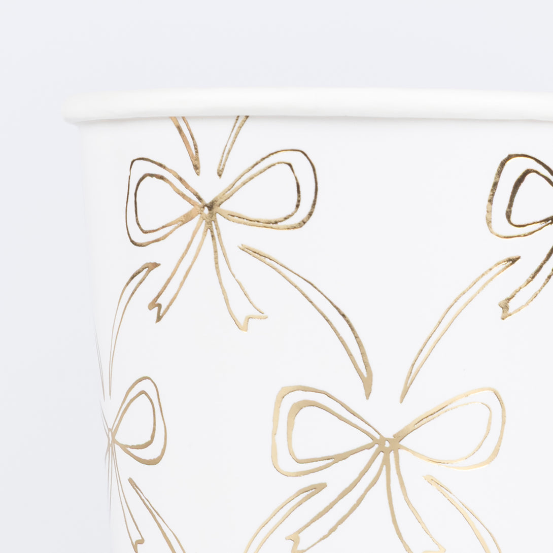 Use our disposable Christmas cups, with an elegant gold bow design, to serve your hot or cold Christmas drinks in. Image2