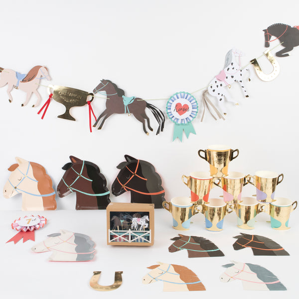 Our party garland is ideal for a horse party or a horse decoration, as it features horses, rosettes and shiny gold horseshoes. Image5