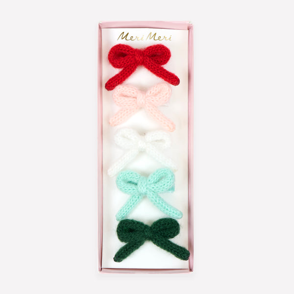 I nostri fermagli per capelli natalizi sono caratterizzati da fiocchi in maglia e dettagli in nastro di velluto nei colori rosso, rosa, bianco, menta e verde, per un look meravigliosamente elegante. Immagine1