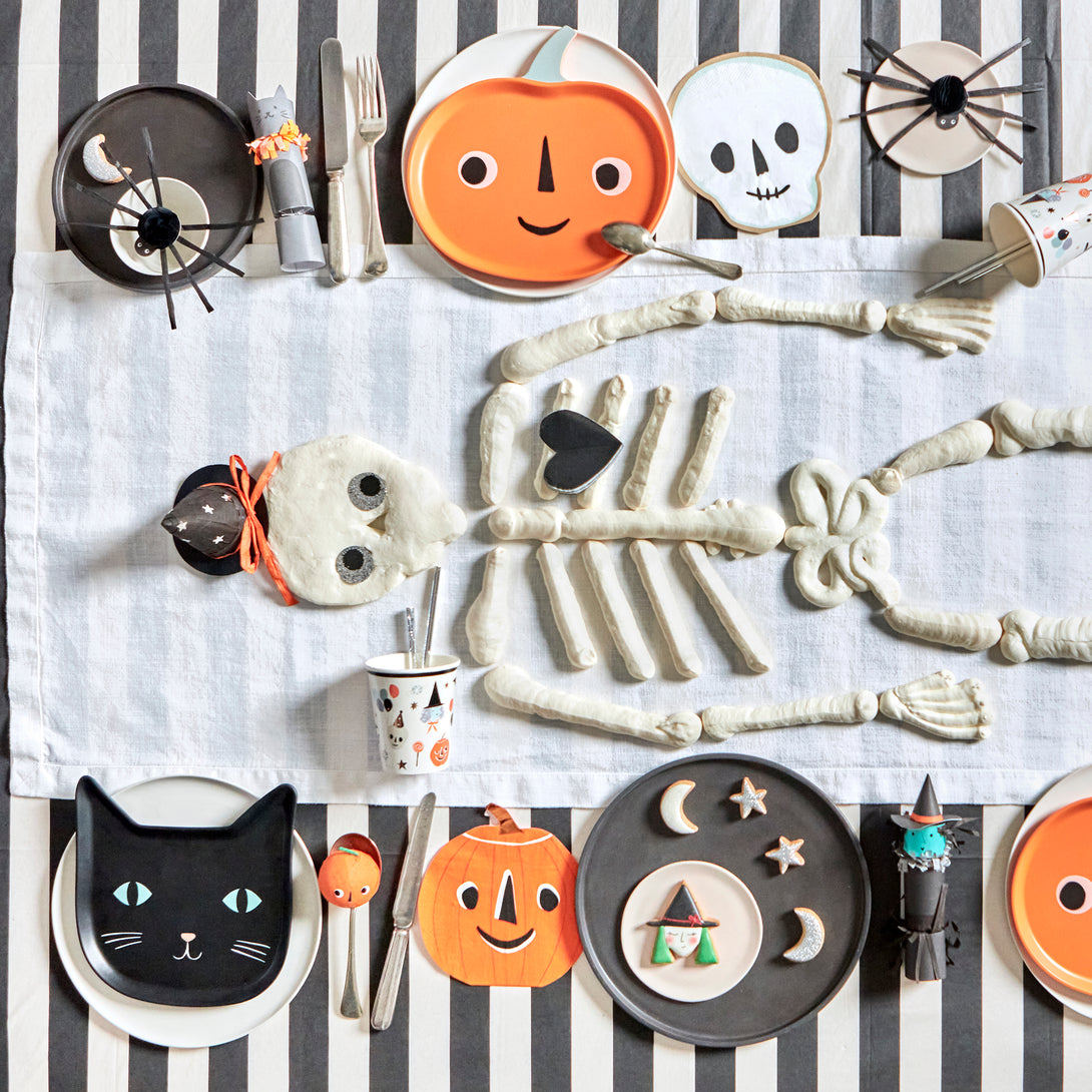 Our Halloween paper napkins are cleverly designed in the shape of a black cat, pumpkin and skull for a fabulous effect.