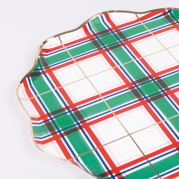 Our disposable plates features a Christmas tartan design of red, green, white and gold, ideal for a traditional festive effect. Image2