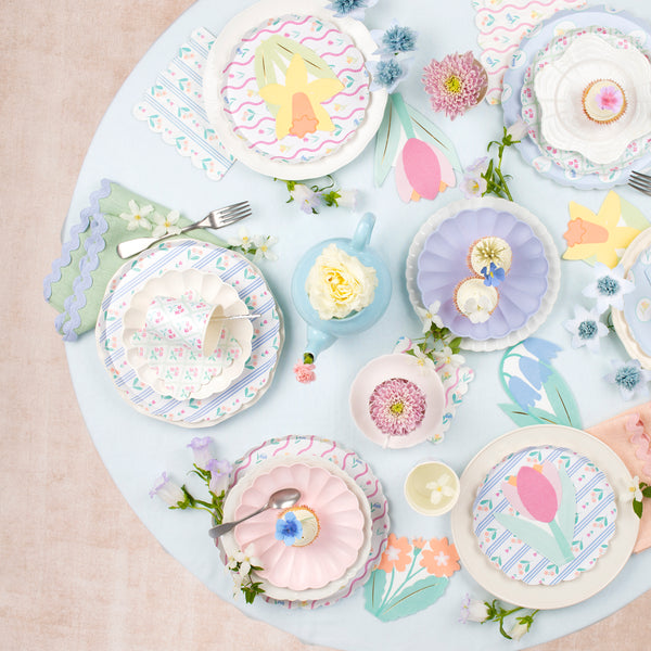 Our paper dinner plates are crafted in thick paper with a pretty floral design and pastel colours. Image2