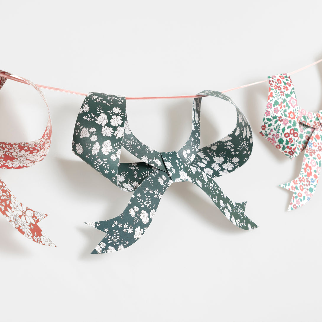 Our Christmas paper garland features 8 bows with joyful Liberty floral patterns and a soft velvet ribbon, for an elegant effect. Image3