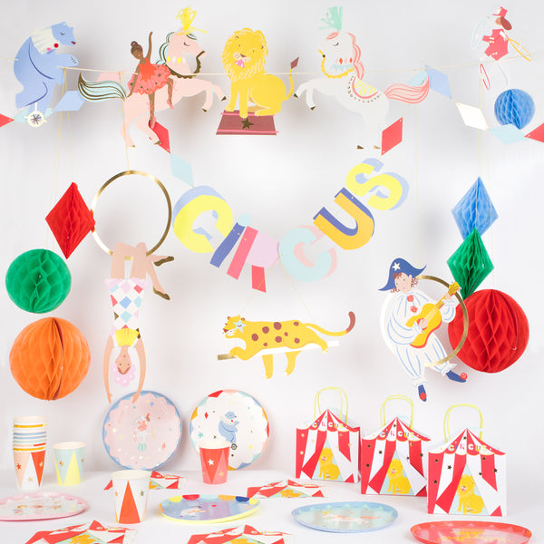 Our circus party set has all you need to make your party a success, with a circus garland, plates, napkins, cups and party bags. 