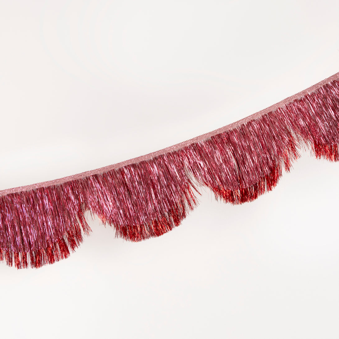 Use our pink tinsel garland to make your Christmas celebrations and New Year parties look vibrant and stylish. Image2