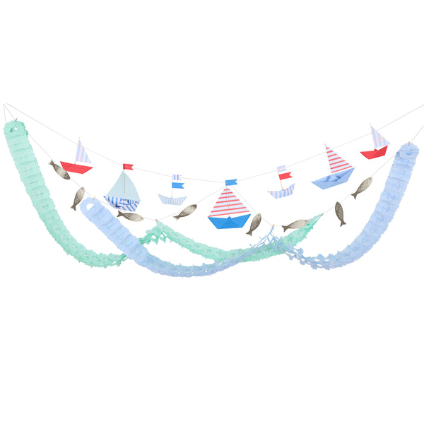 Add a touch of seaside fun to your nautical party with our special paper garland set, featuring striped boats, shiny fish and honeycomb waves. Image3