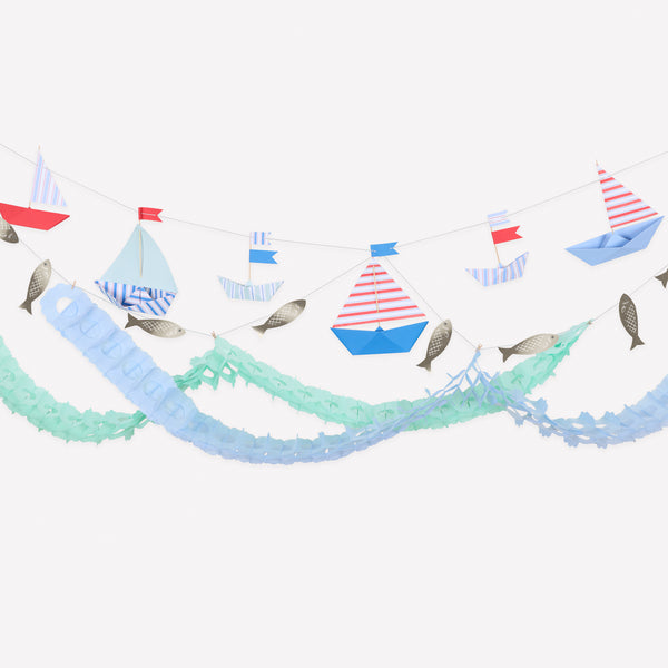 Have a wonderful boat party with our party supplies set for lots of nautical fun, including tableware, sailor party hats and a striking boat garland. 