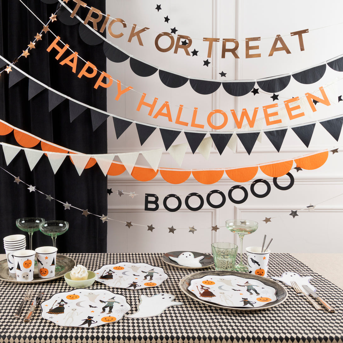 Our Halloween set includes Halloween plates, cups, napkins, a colouring paper tablecloth and a set of 10 garlands, let the celebrations begin!
