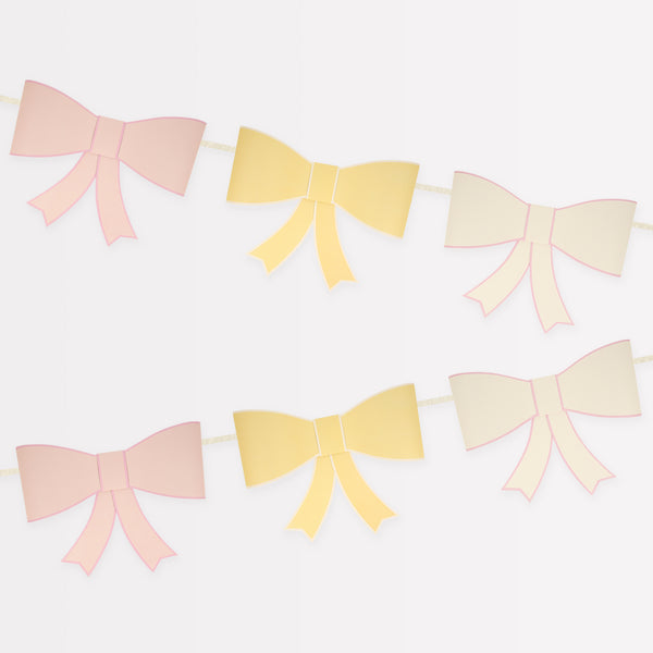 Our large garland, with big bows in soft colours, is perfect as a wall decoration.