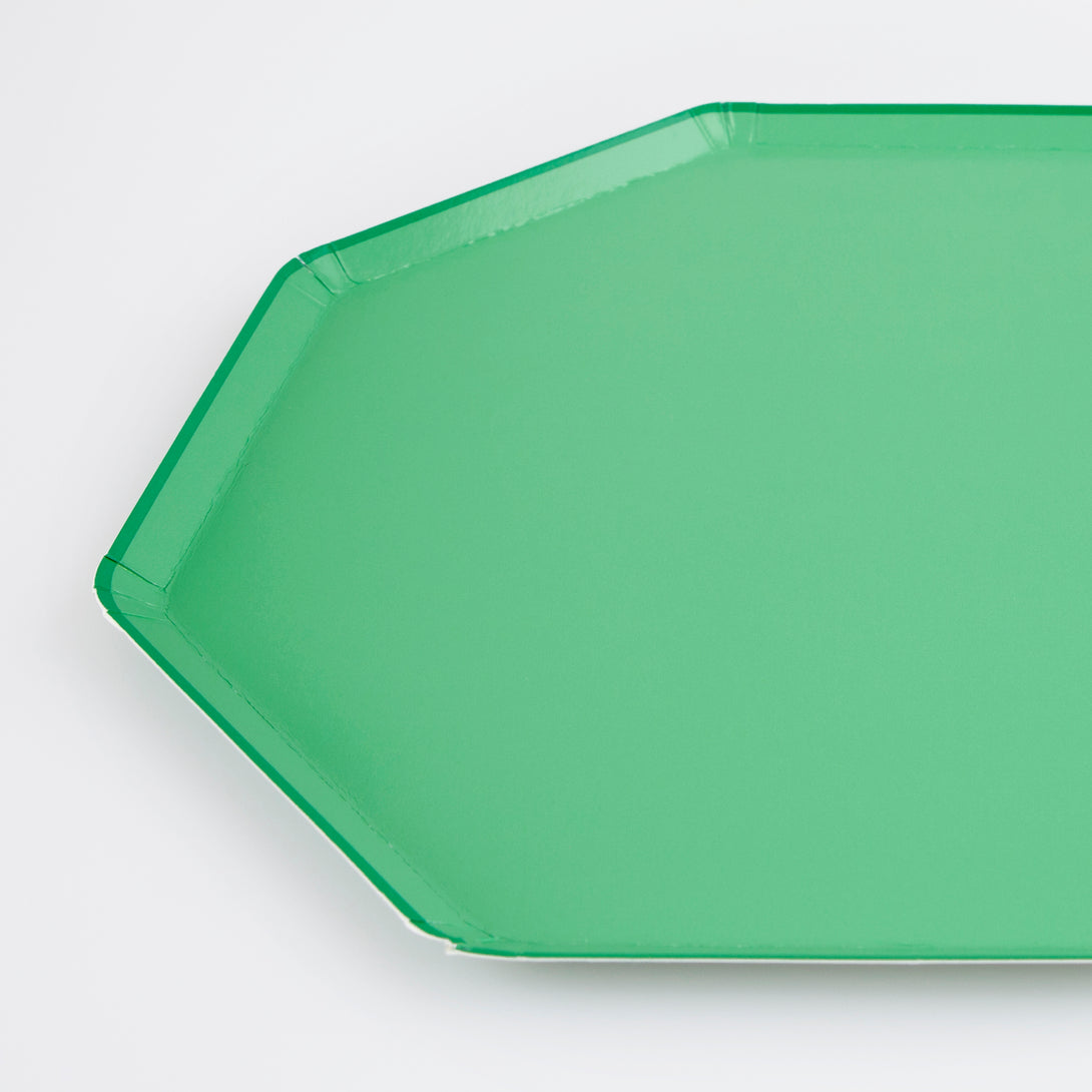 Our paper plates, with an octagonal design and emerald green colour, are perfect as garden party plates or for a picnic.