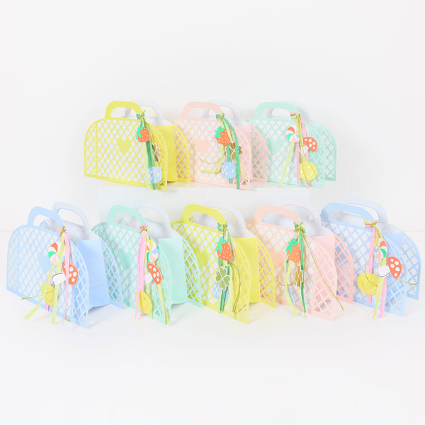 Make your birthday party look charming with our special party set featuring tableware and party bags for eight, and fun decorations. 