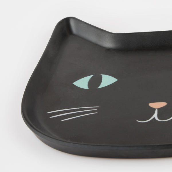 Our Halloween plate, designed as a black cat, is the ideal reusable plate. Image3