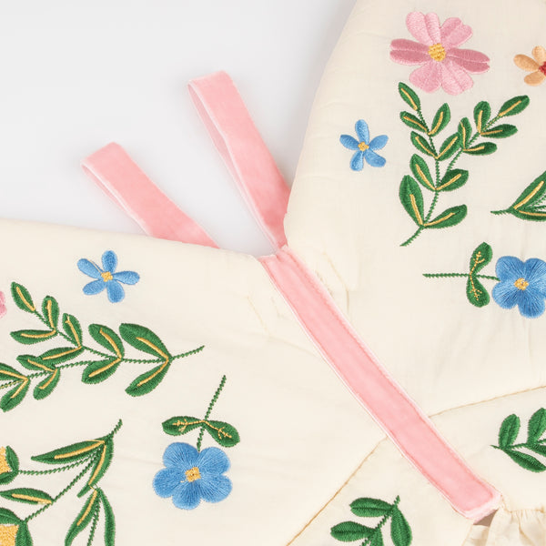 Our embroidered butterfly wings are a gorgeous addition to your dressing up box, for kids who love to pretend to be butterflies or fairies. Image2