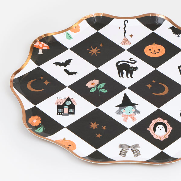 Vores halloween-festtallerkener af papir i sidetallerkenstørrelse har et livligt patchworkdesign med glade halloween-figurer og -ikoner. Billede3