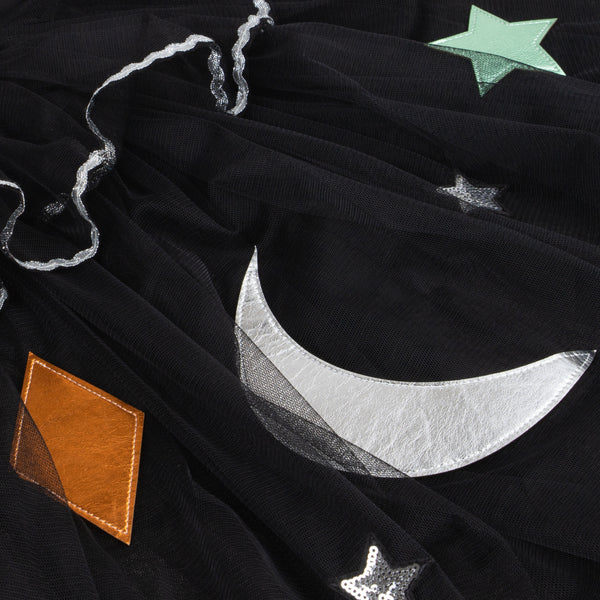 Our luxury witch costume set includes a tulle cape, an witch hat with a velvet bow and a colourful ribbon wand with a silver sequin star. Image4