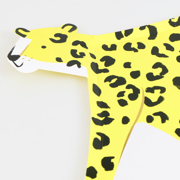 Let our paper jungle plates, made in the shape of a jaguar, add a vibrant and fun touch to your jungle party. Image2