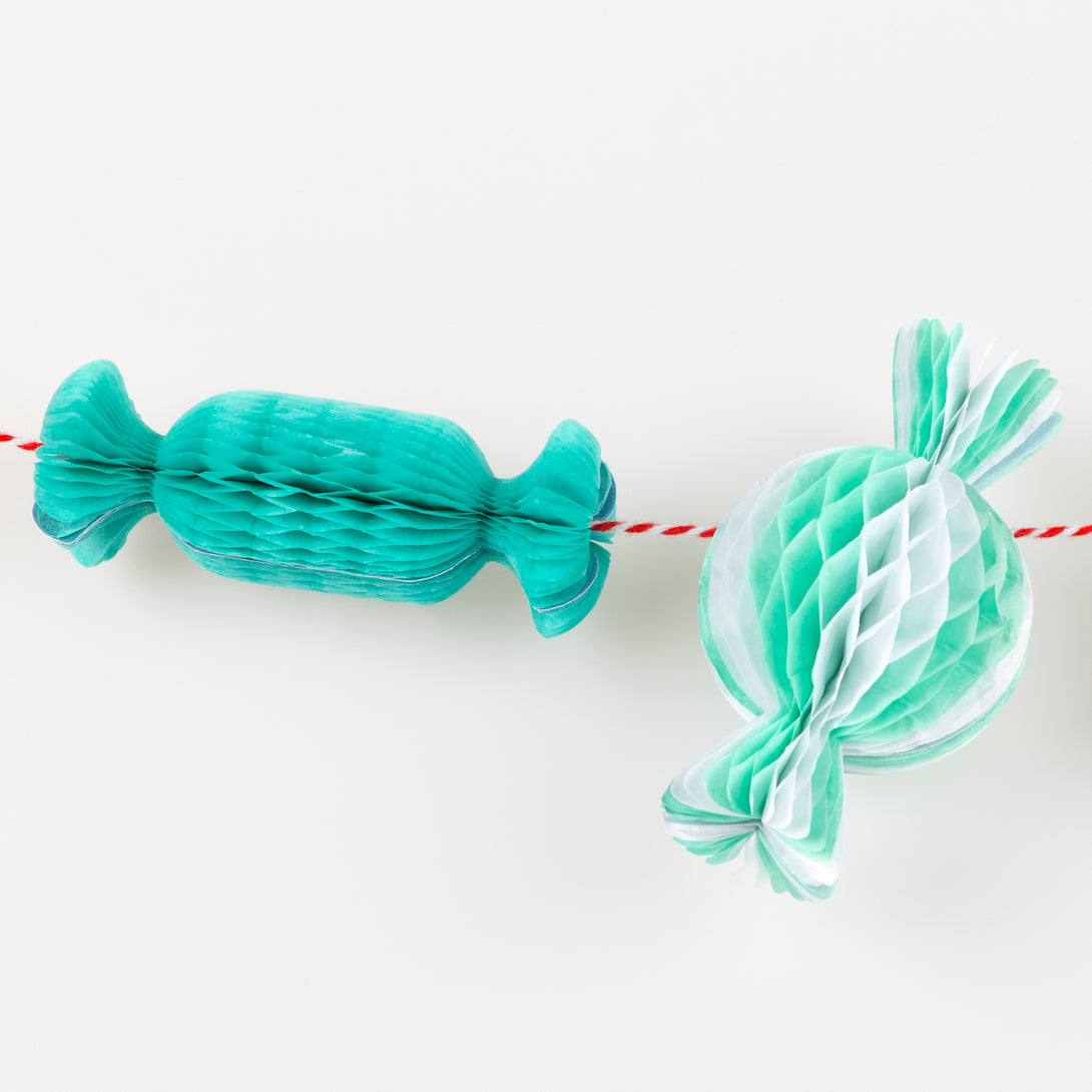 Use our small Christmas garland, with 3D paper sweets, paper candy canes and paper fans, for a decorative, nostalgic touch Image4