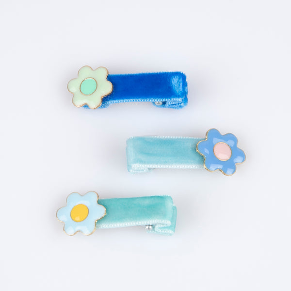 Our hair clips for kids feature enamel daises in a variety of colours, teamed with velvet ribbons and gold tone crocodile clips. Image4