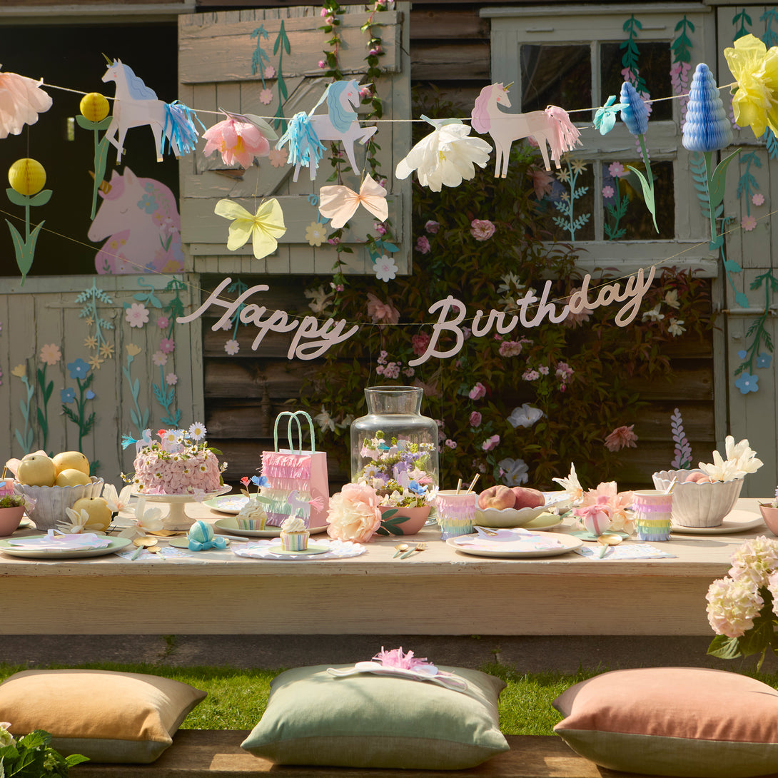 Make your unicorn party, or princess party, look amazing with our unicorn set including plates, napkins, party bags, birthday candles and a garland.