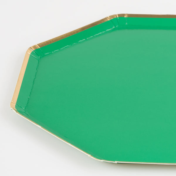 Our party plates, in a dinner plate size, have an octagonal shape and shiny gold foil details, making them ideal for any special celebration. Image2