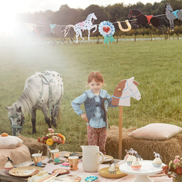Our party garland is ideal for a horse party or a horse decoration, as it features horses, rosettes and shiny gold horseshoes. Image2