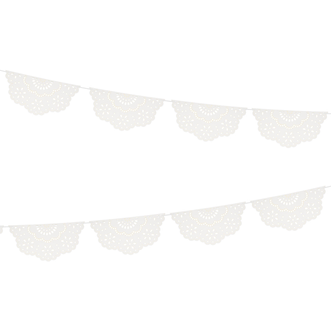 Our white party garland, with scalloped details and an embossed lace design, is ideal as a baby shower garland.