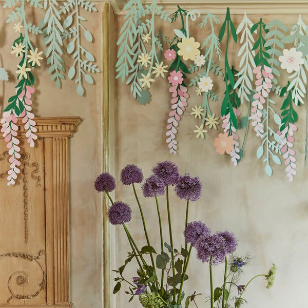 Our party garland, with flowers and foliage, is the perfect party packdrop. Image3
