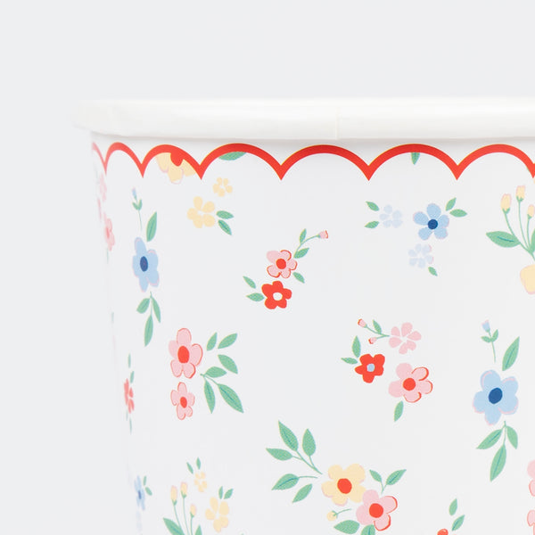 Our party cups have classic floral designs with touches of red to give your garden party a sophisticated look, suitable for hot or cold drinks. Image3