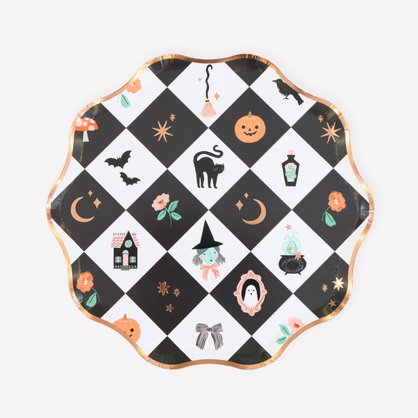 Vores halloween-festtallerkener af papir i sidetallerkenstørrelse har et livligt patchworkdesign med glade halloween-figurer og -ikoner. Billede 1