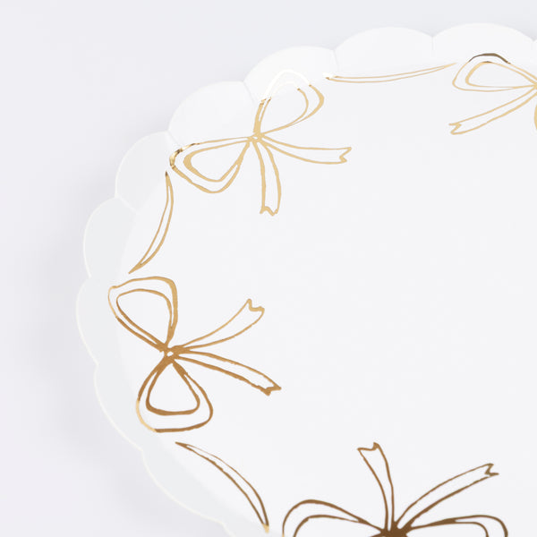 Make your Christmas party look amazing with our scalloped side plates with golden bow details, disposable plates that look stylish. Image2