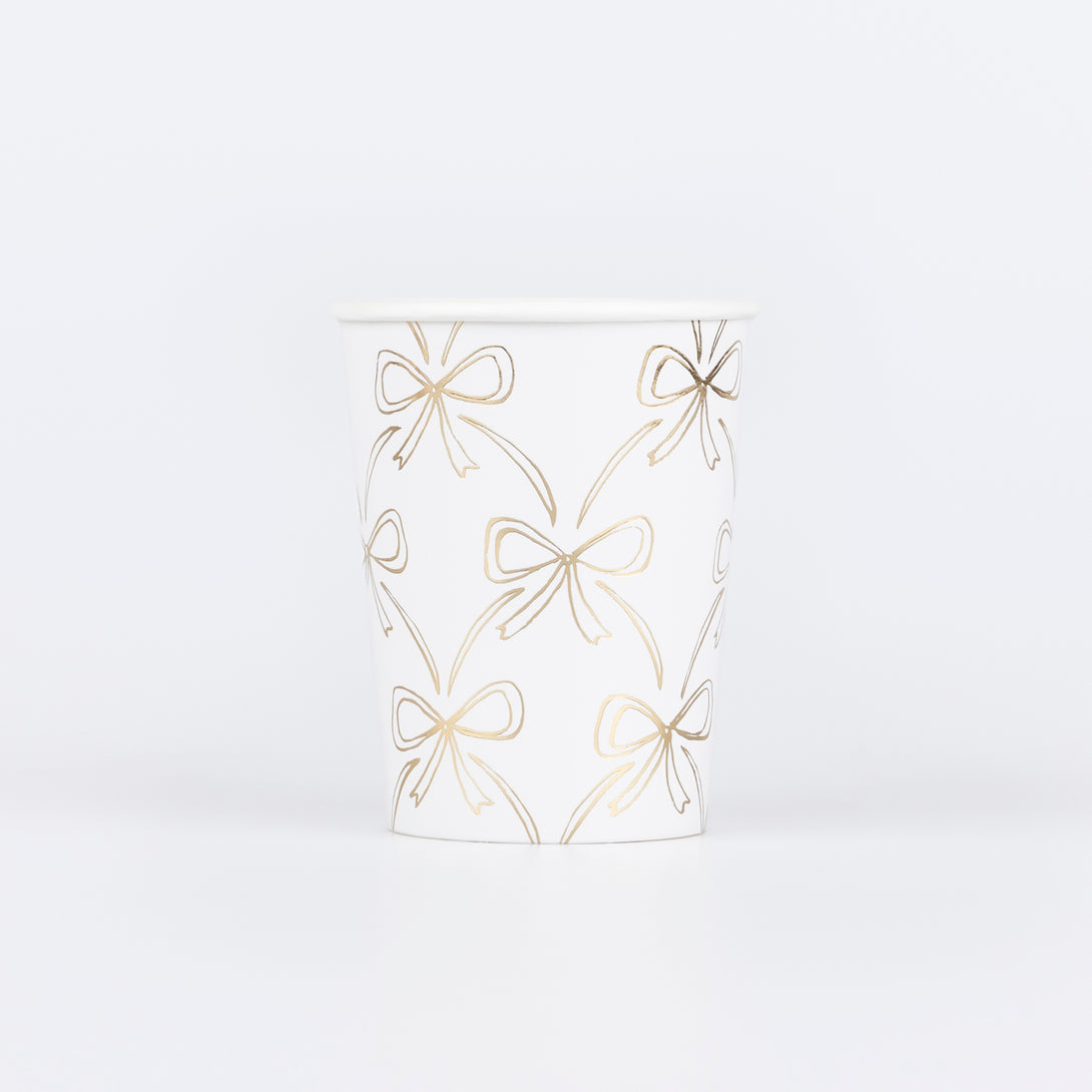 Use our disposable Christmas cups, with an elegant gold bow design, to serve your hot or cold Christmas drinks in. Image1