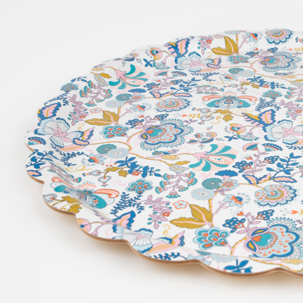 Our wooden round tray has a scalloped edge, floral Liberty print design, and a melamine finish. Image3