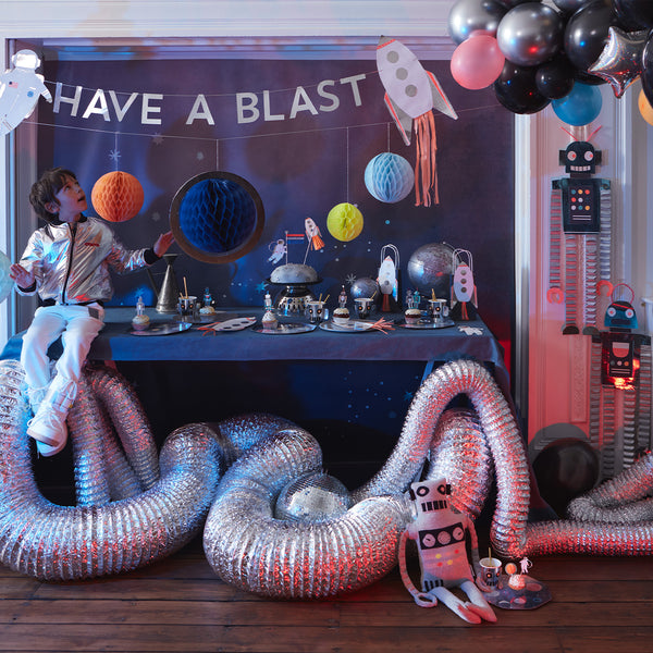 Our party garland, designed for a space party, features 3D planets, an astronaut and a shiny rocket with fire details. Image2