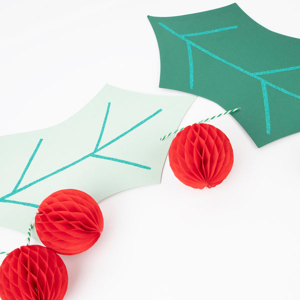 Our special paper garland features 3D holly berries and glittery leaves. Image4