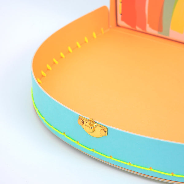 These kid's suitcases have a rainbow decoration and natural leather handles. Image3