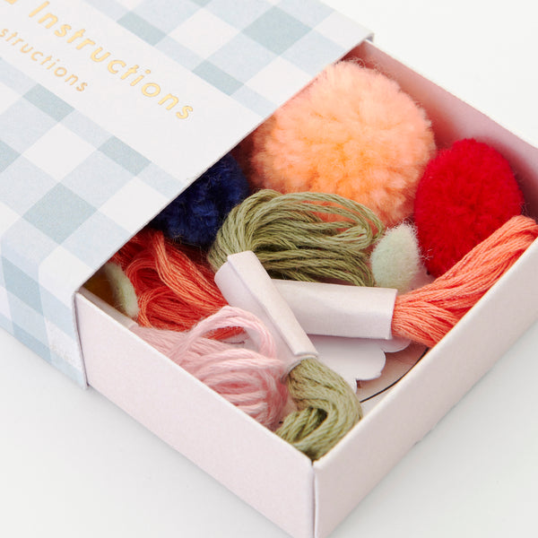 Kids who love crafts will adore this creative gift, with a wooden bunny to embroider, perfect as an Easter gift for kids. Image5