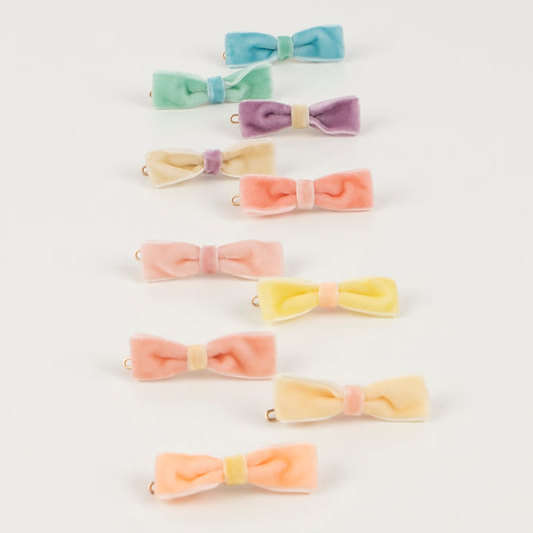 Our mini bows for hair are crafted from velvet ribbons in pastel shades. Image2