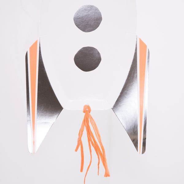 Our paper plates, in the shape of a shiny rocket with tassel embellishments, are ideal for a space party. Image3