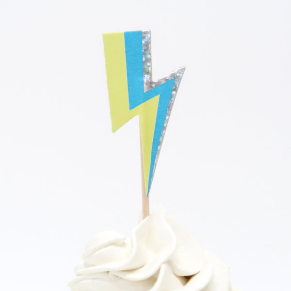 Make special birthday cupcakes with our kit , including cupcake cases and cake toppers, designed for a superhero party. Image5