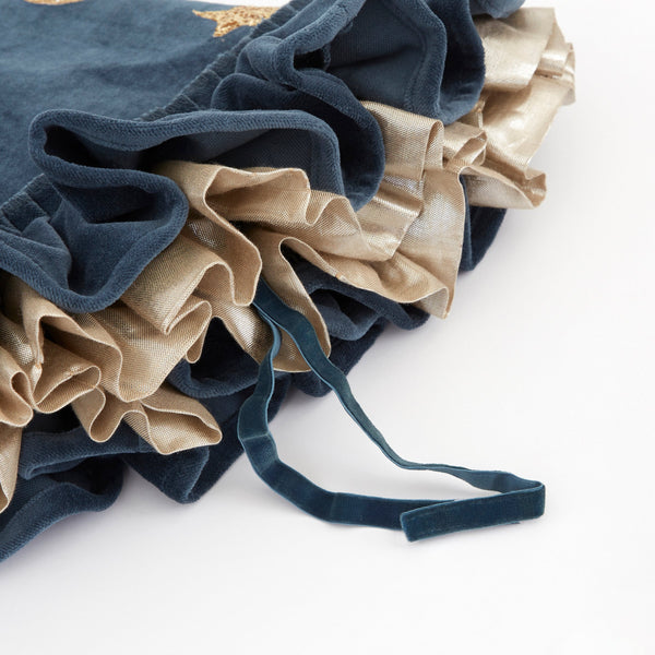 Our pointed hat, crafted from blue velvet, is ideal to add to a witch costume or to wear for dressing up all year. Image6