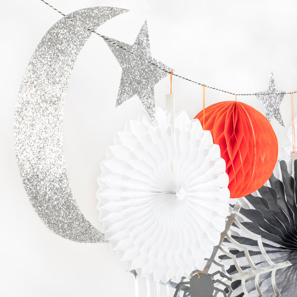 Our Halloween wall decoration features spiders, cobwebs, pinwheels, stars, honeycomb balls and a moon. Image4