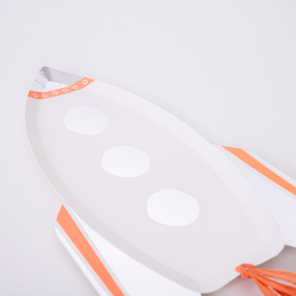 Our paper plates, in the shape of a shiny rocket with tassel embellishments, are ideal for a space party. Image4